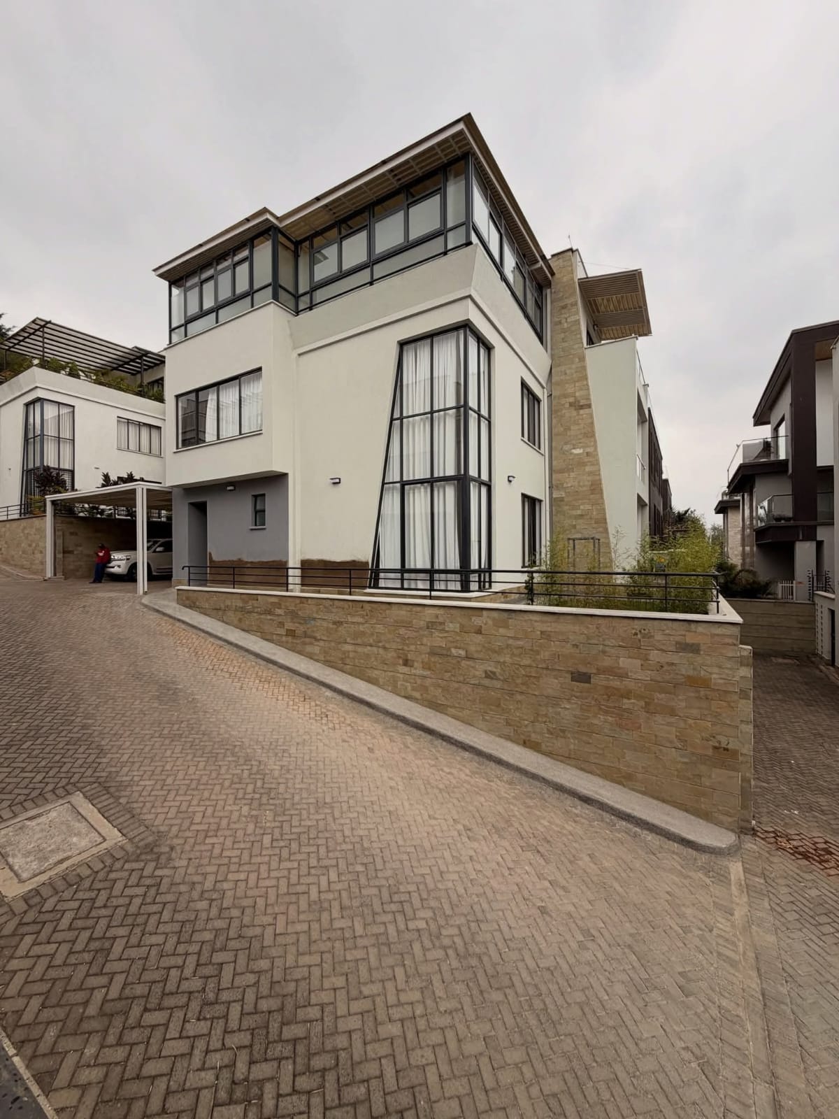 5-BEDROOM TOWN HOUSE LAVINGTON