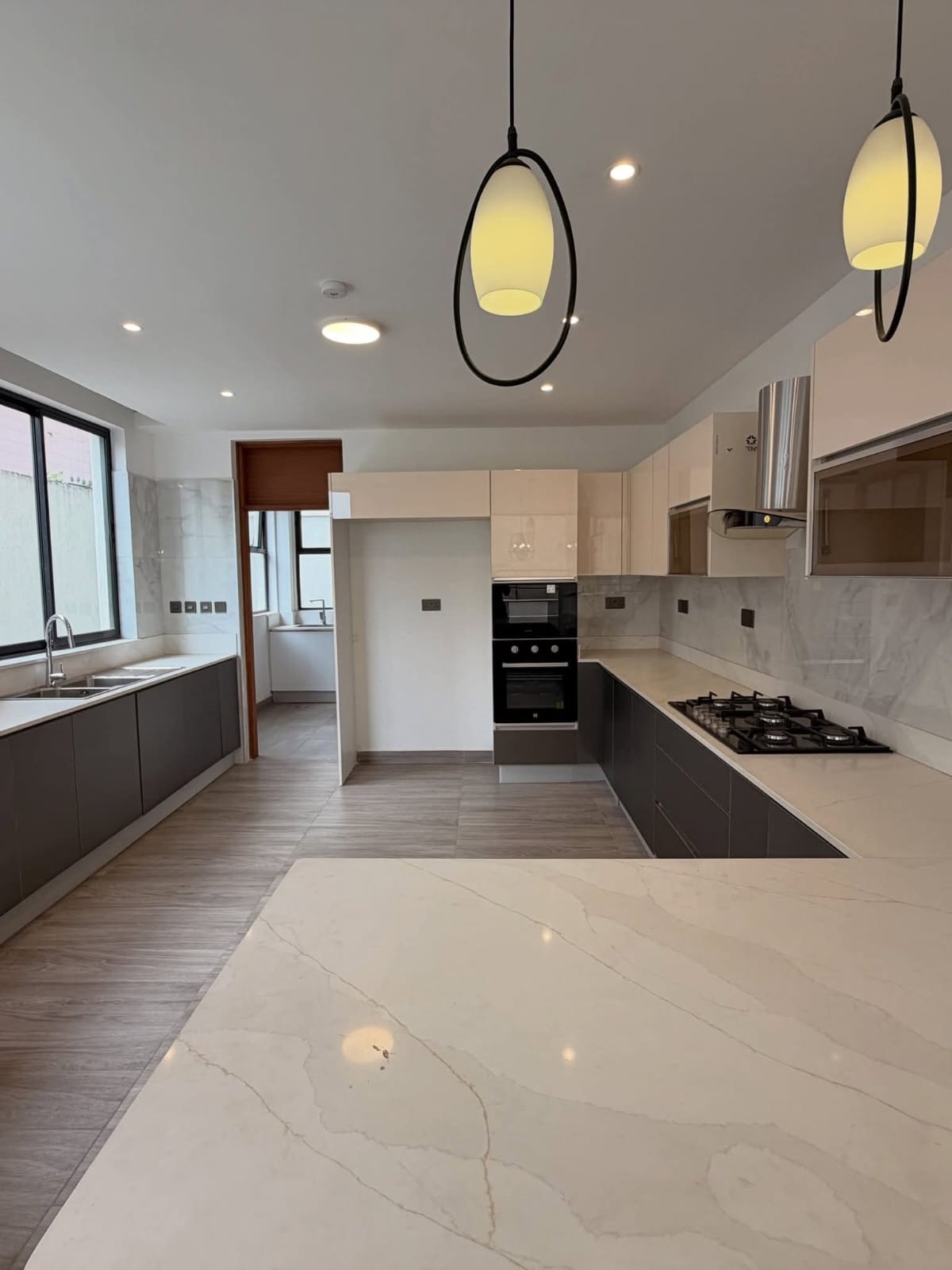 5-BEDROOM TOWN HOUSE LAVINGTON