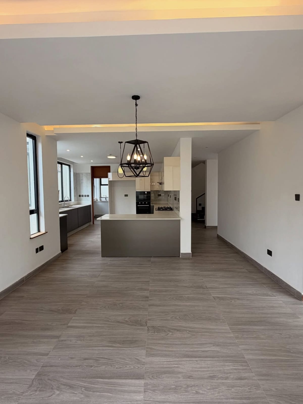 5-BEDROOM TOWN HOUSE LAVINGTON