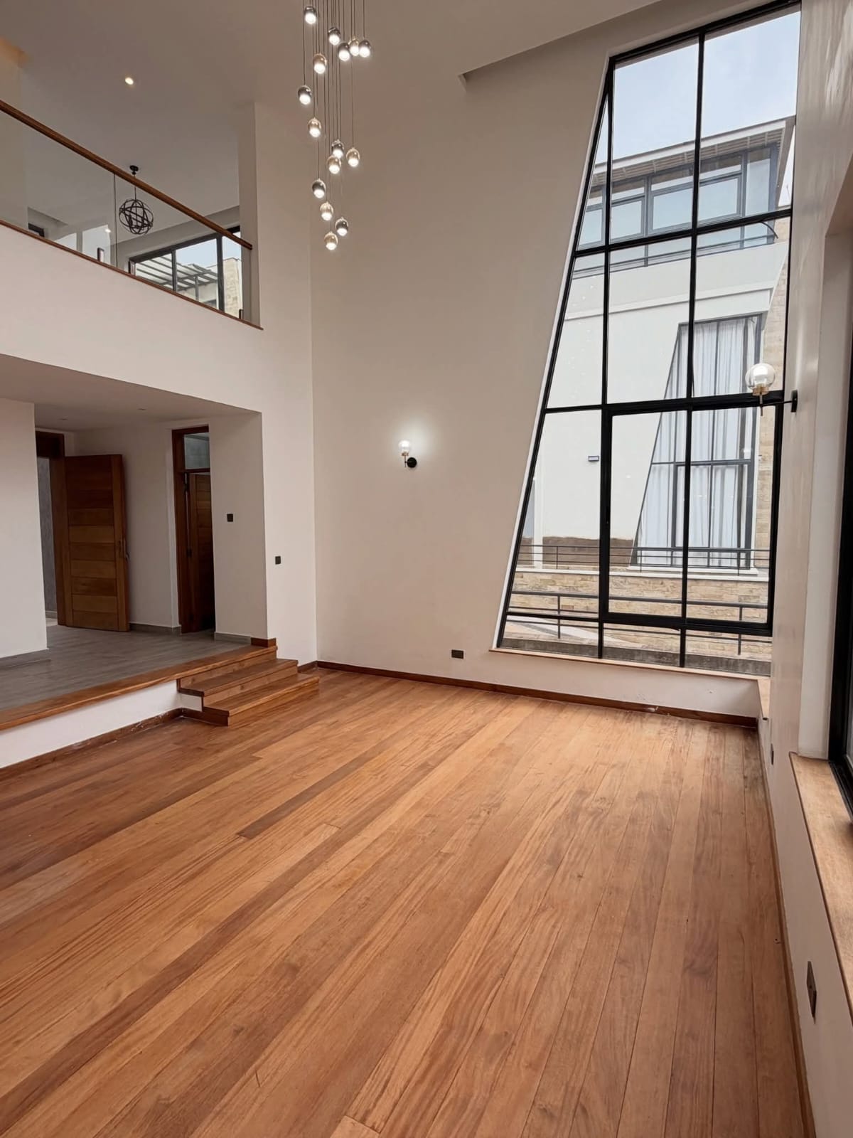 5-BEDROOM TOWN HOUSE LAVINGTON