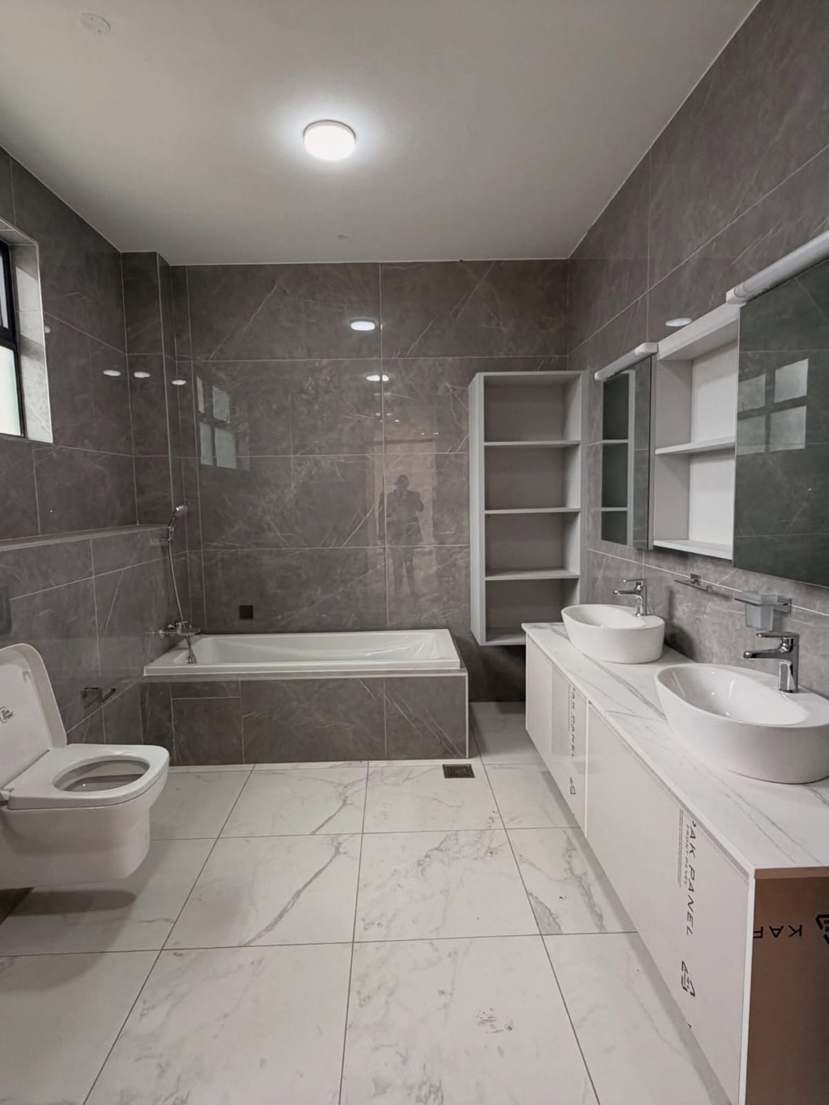 5-BEDROOM TOWN HOUSE LAVINGTON