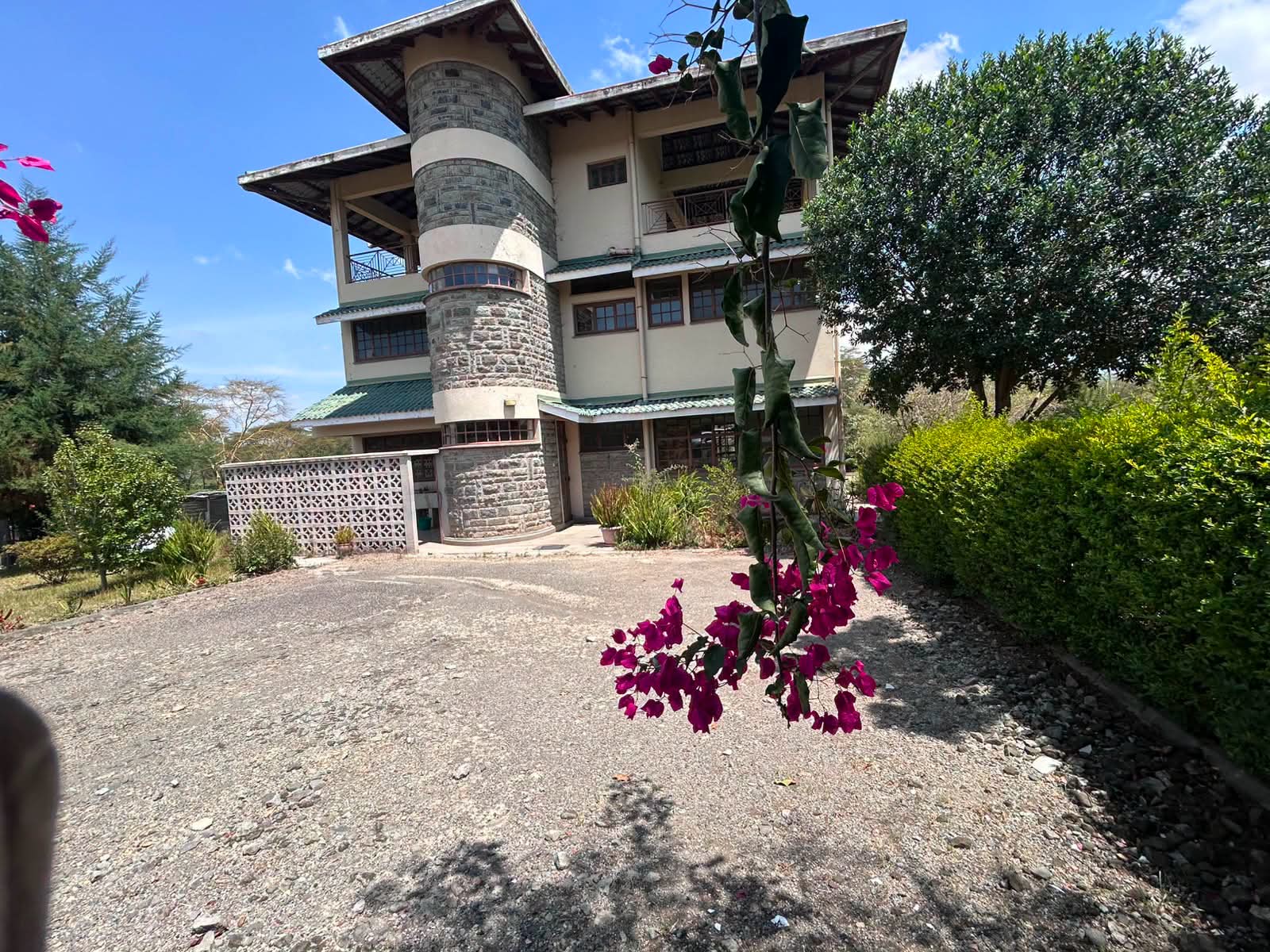 4-Bedroom Home + DSQ on 1 Acre |