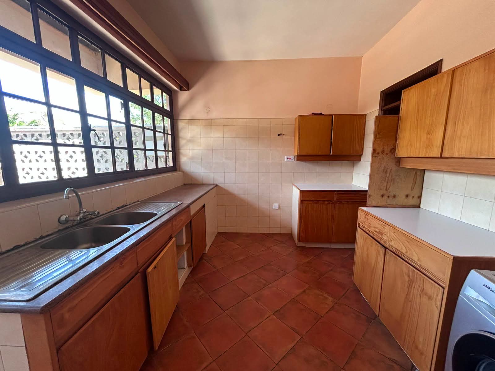 4-Bedroom Home + DSQ on 1 Acre |