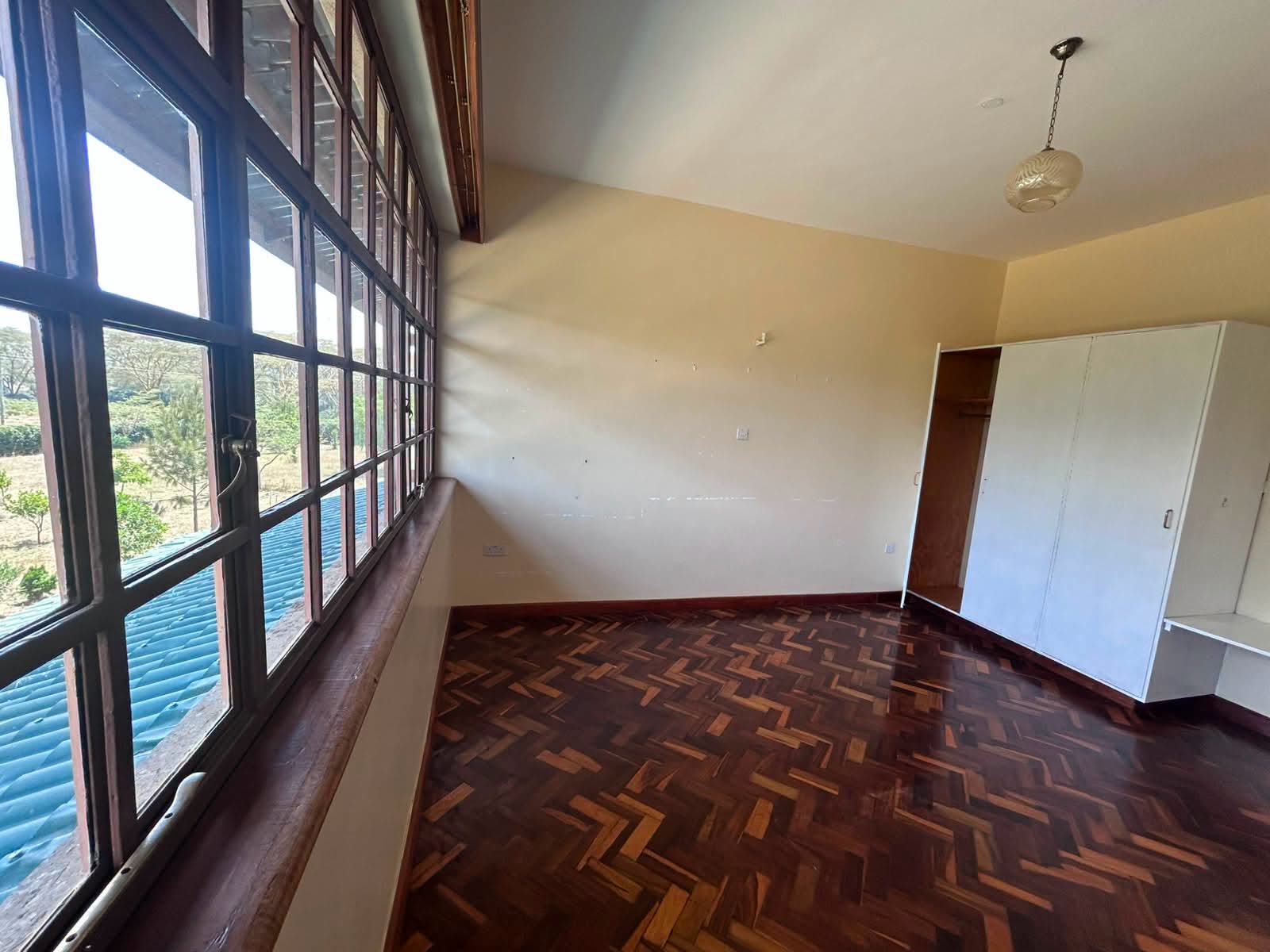 4-Bedroom Home + DSQ on 1 Acre |