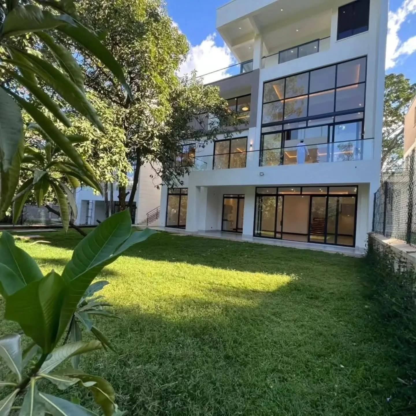 6-BEDROOM RESIDENCE + 2 DSQs