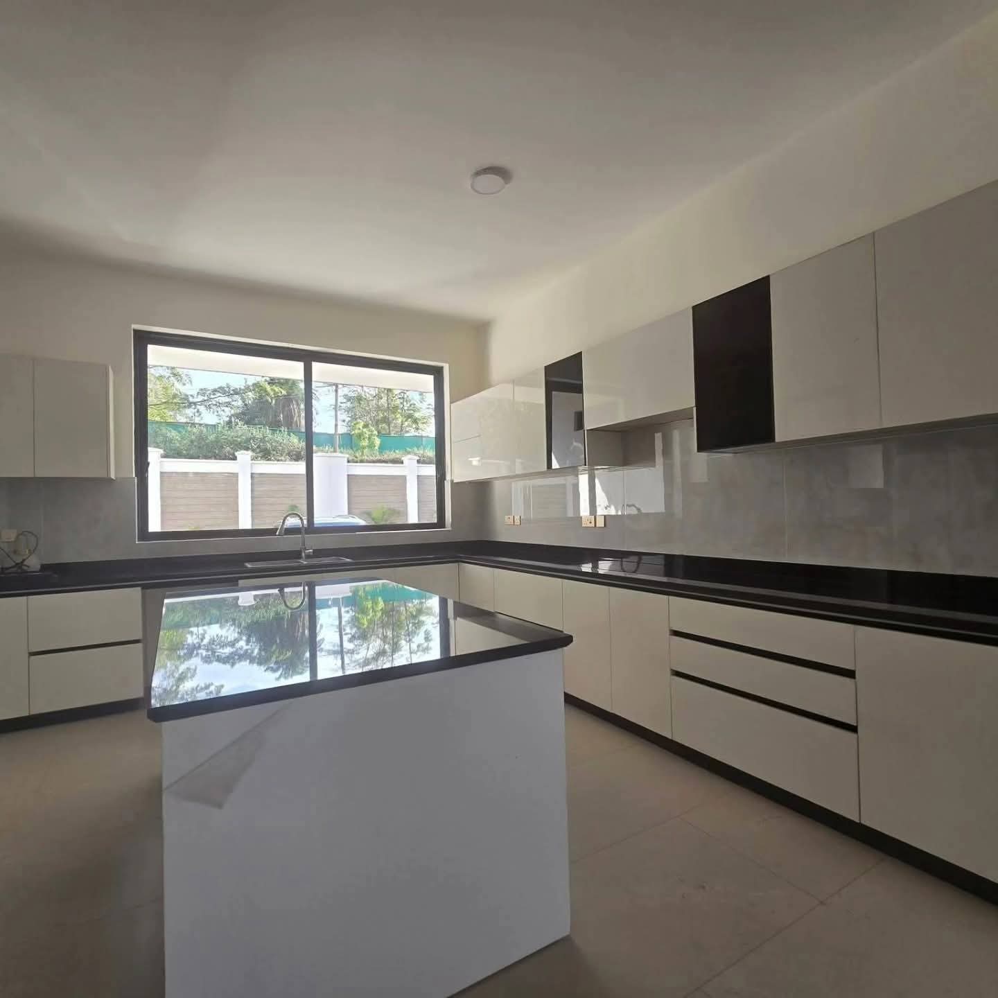 6-BEDROOM RESIDENCE + 2 DSQs
