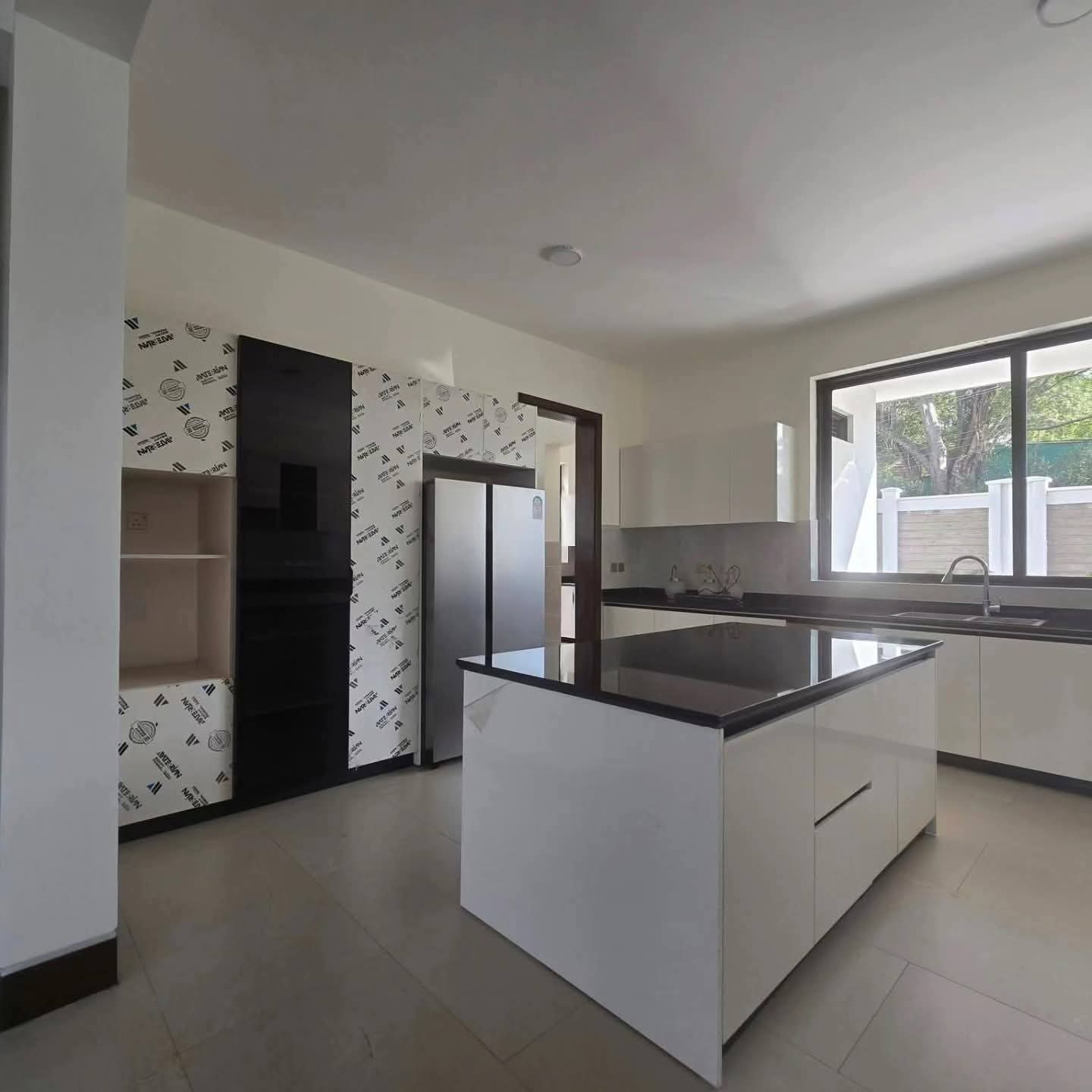 6-BEDROOM RESIDENCE + 2 DSQs