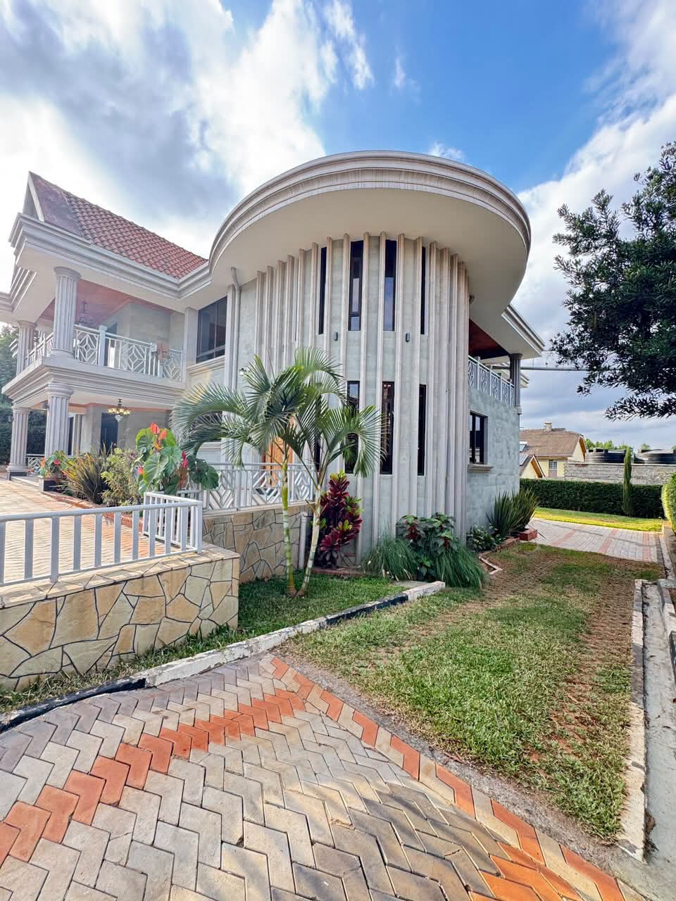 SOPHISTICATED 5-BEDROOM HOME WITH GARDEN, LIBRARY & JACUZZI β MUTHAIGA NORTH