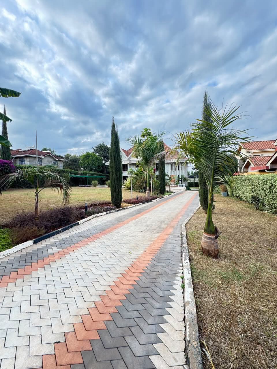SOPHISTICATED 5-BEDROOM HOME WITH GARDEN, LIBRARY & JACUZZI – MUTHAIGA NORTH