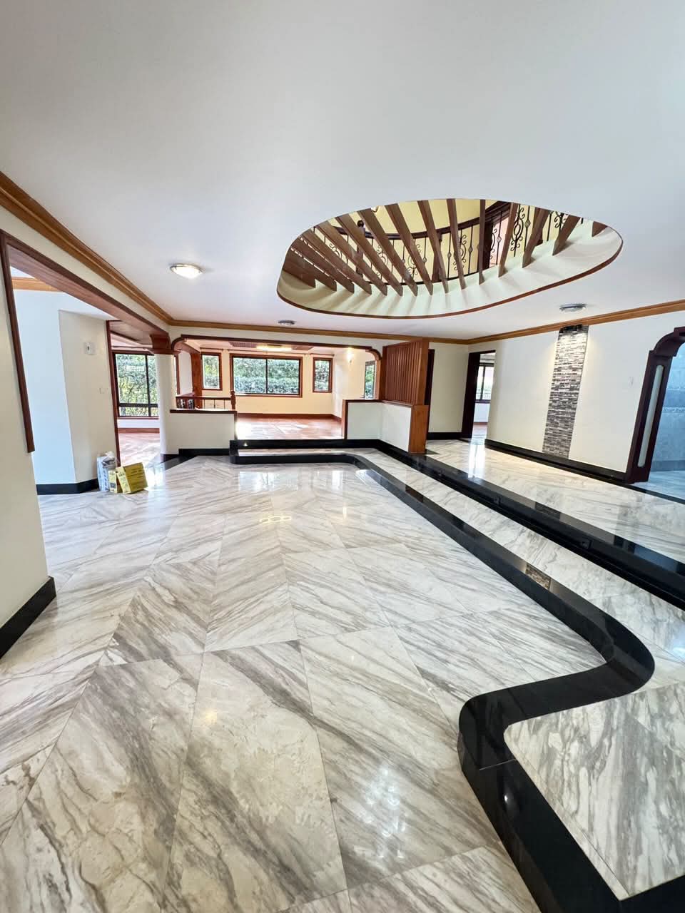 SOPHISTICATED 5-BEDROOM HOME WITH GARDEN, LIBRARY & JACUZZI – MUTHAIGA NORTH