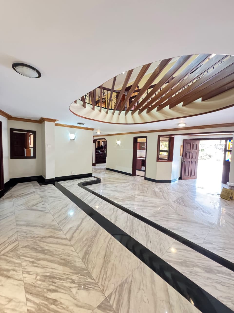 SOPHISTICATED 5-BEDROOM HOME WITH GARDEN, LIBRARY & JACUZZI – MUTHAIGA NORTH