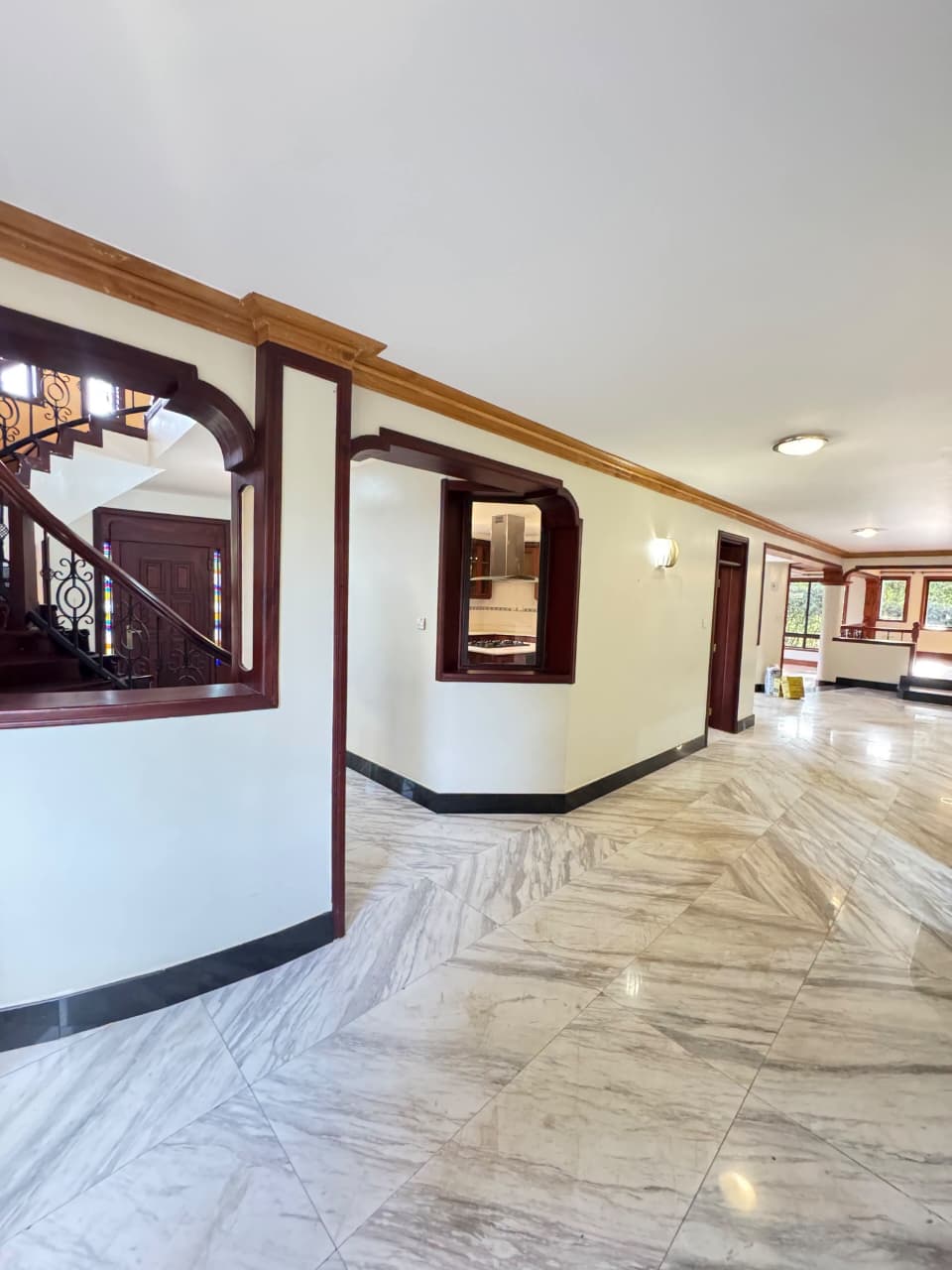 SOPHISTICATED 5-BEDROOM HOME WITH GARDEN, LIBRARY & JACUZZI – MUTHAIGA NORTH
