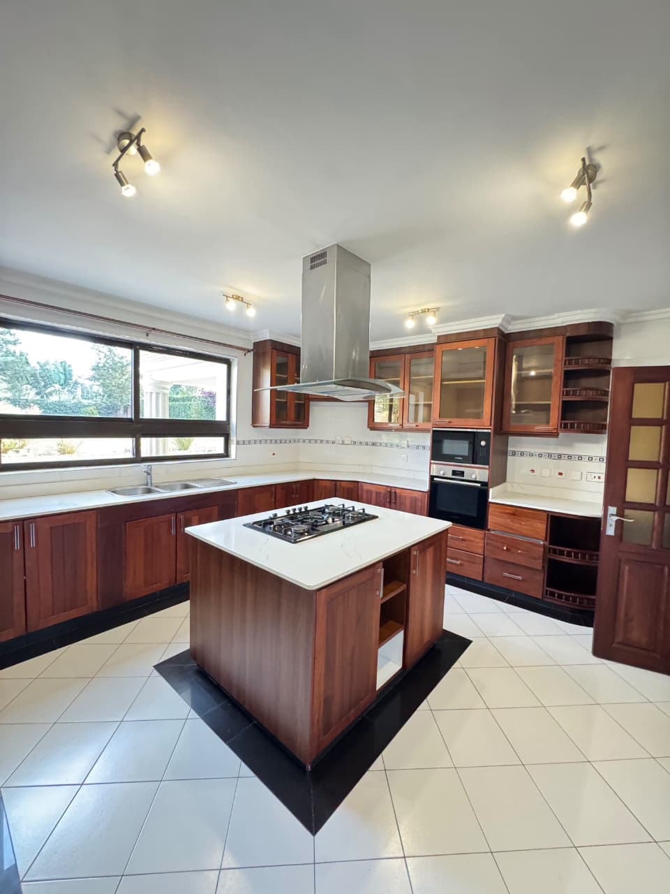SOPHISTICATED 5-BEDROOM HOME WITH GARDEN, LIBRARY & JACUZZI – MUTHAIGA NORTH