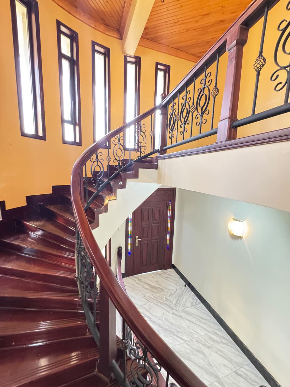 SOPHISTICATED 5-BEDROOM HOME WITH GARDEN, LIBRARY & JACUZZI – MUTHAIGA NORTH