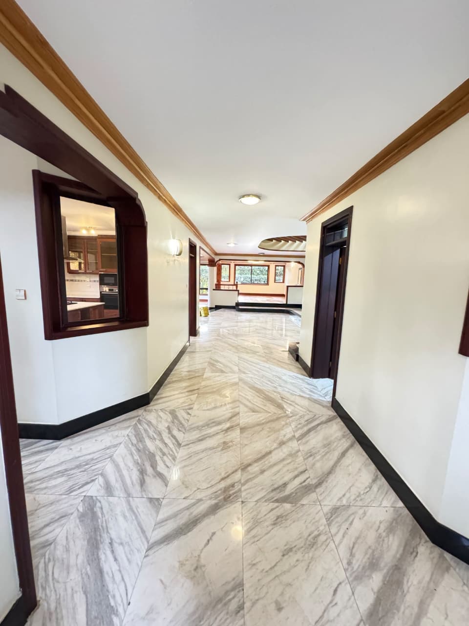 SOPHISTICATED 5-BEDROOM HOME WITH GARDEN, LIBRARY & JACUZZI – MUTHAIGA NORTH