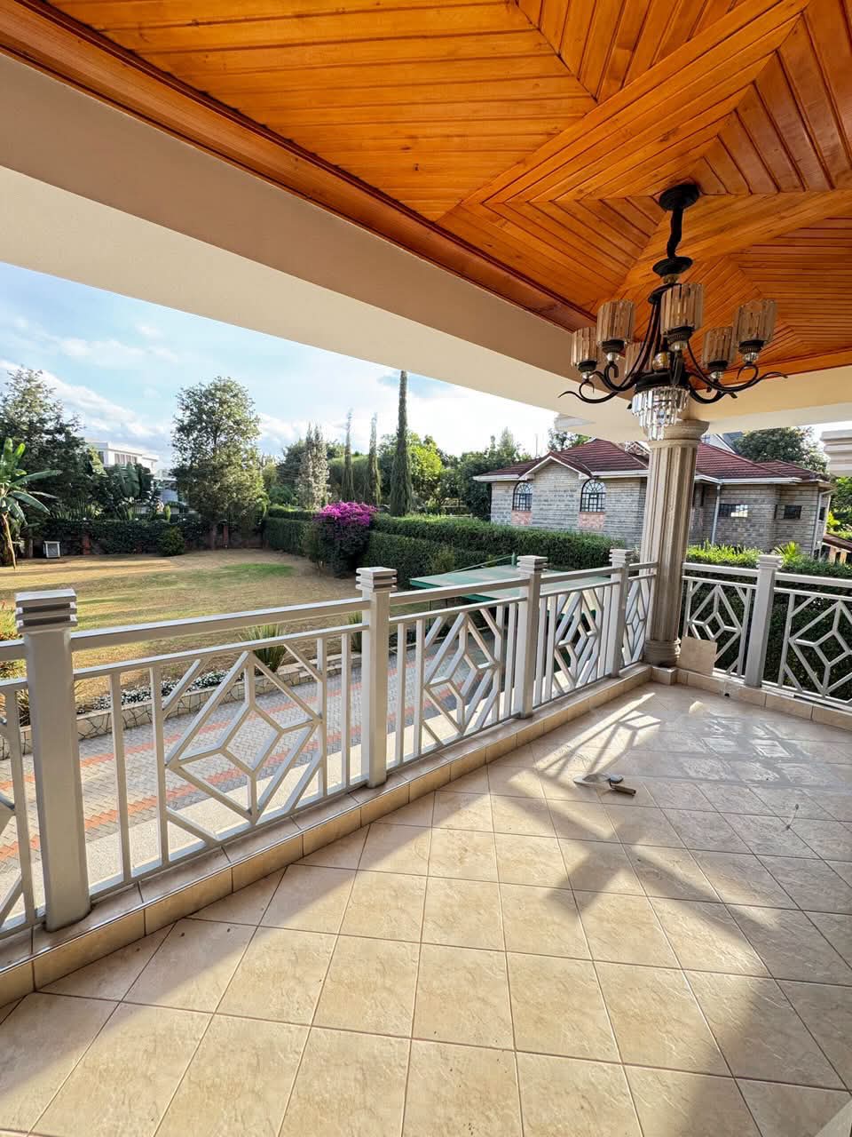 SOPHISTICATED 5-BEDROOM HOME WITH GARDEN, LIBRARY & JACUZZI – MUTHAIGA NORTH