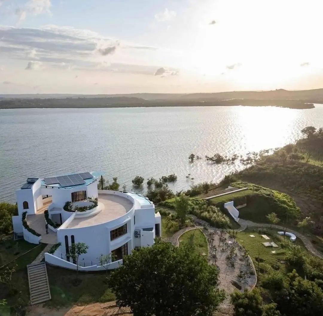 WATERFRONT LUXURY VILLA