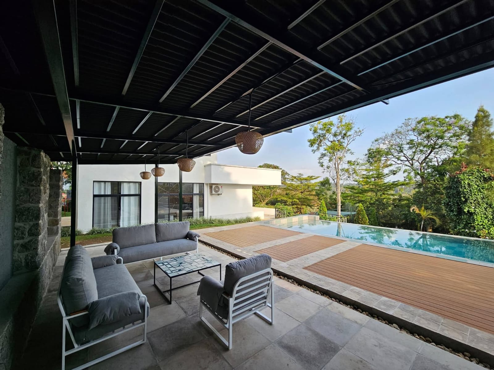 SOPHISTICATED MODERN VILLA WITH GARDEN, POOL & GYM SPACE – KACYIRU