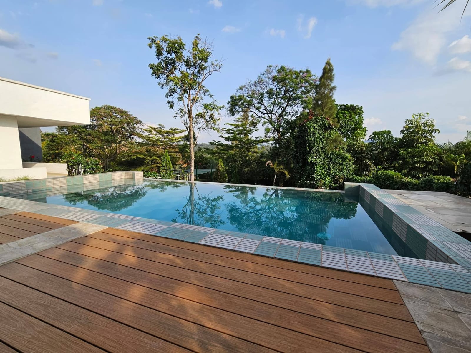 SOPHISTICATED MODERN VILLA WITH GARDEN, POOL & GYM SPACE – KACYIRU
