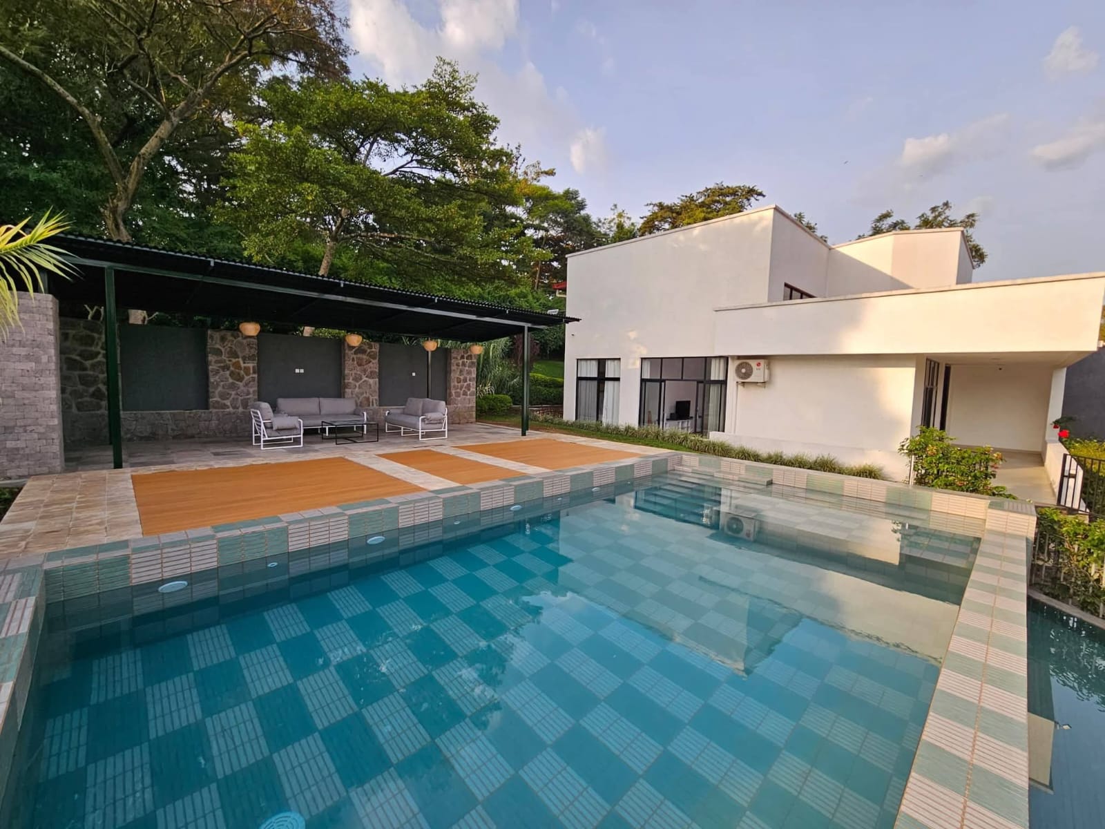 SOPHISTICATED MODERN VILLA WITH GARDEN, POOL & GYM SPACE – KACYIRU