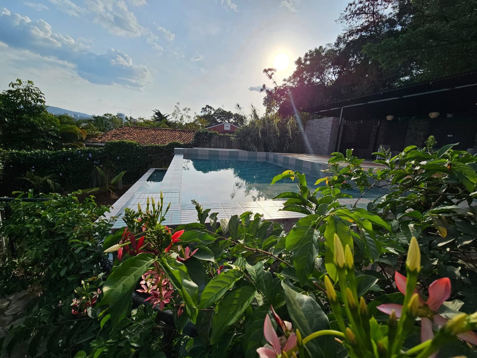 SOPHISTICATED MODERN VILLA WITH GARDEN, POOL & GYM SPACE – KACYIRU